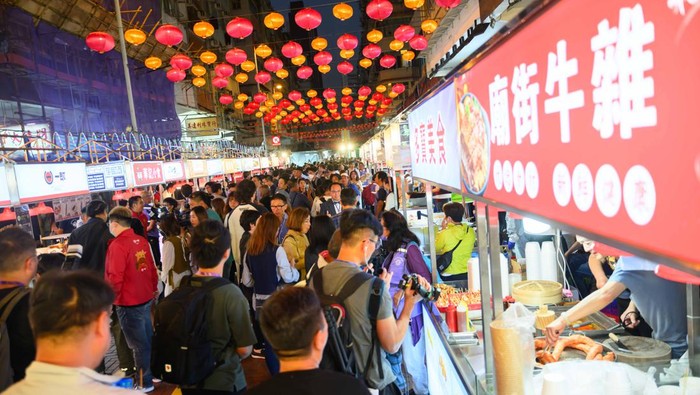 Wisata malam di Temple Street, Hong Kong