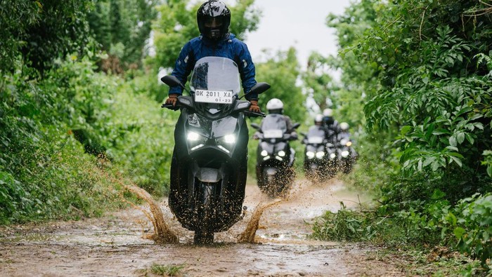 Tips aman berkendara motor di musim hujan
