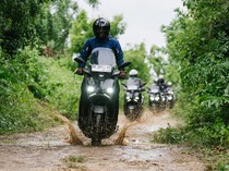 Tips Bekendara Motor di Musim Hujan