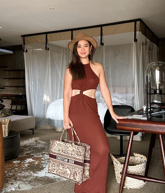 Tjin Lee sendiri mengaku tidak pernah suntik Botox. Salah satu kunci penampilan mudanya adalah gaya busana. Ini adalah pengingat untuk bersikap seperti semangatmu bukan usiamu. Ketika kamu berdandan tua, kamu terlihat tua, ujarnya. Foto: Instagram Tjin Lee