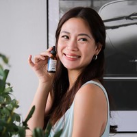 Usia Tjin Lee sebenarnya mengejutkan netizen TikTok ketika mengunggah video beberapa waktu lalu. Dalam postingan tersebut, ia merayakan kehidupannya sebagai seorang ibu di usia 50. Melihat penampilannya, banyak yang tidak percaya dengan fakta itu.  Foto: Instagram Tjin Lee