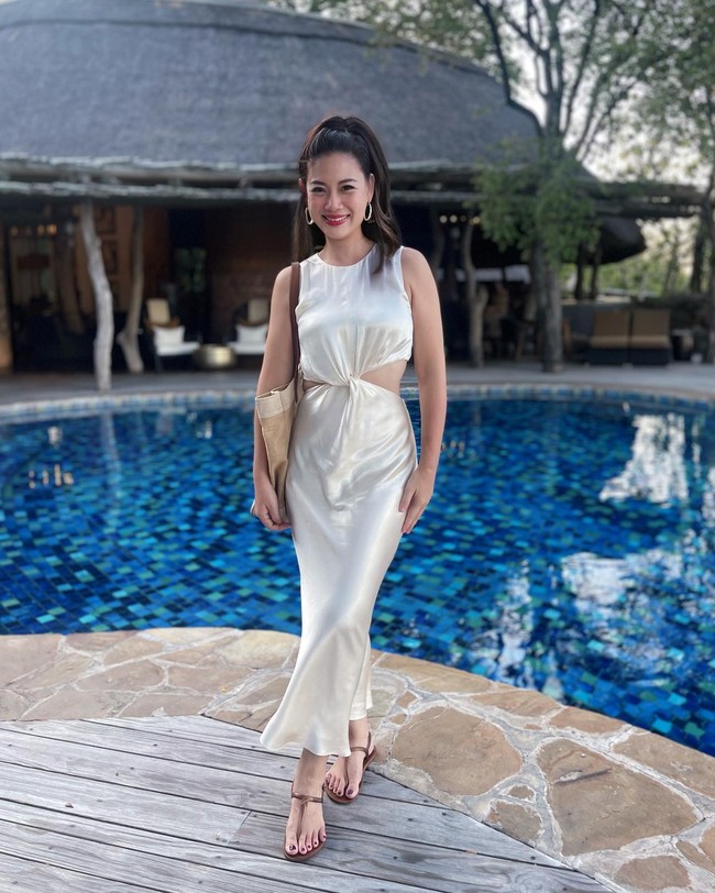 Tidak mungkin usiamu lebih dari 27, Aku harap aku terlihat secantik ini ketika berusia 50an juga, Kamu terlihat fantastis di usia 50, Postinganmu memubuatku tidak takut dengan penuaan dan berharap bisa menua dengan anggun juga, tulis netizen. Foto: Instagram Tjin Lee