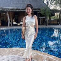 Tidak mungkin usiamu lebih dari 27, Aku harap aku terlihat secantik ini ketika berusia 50an juga, Kamu terlihat fantastis di usia 50, Postinganmu memubuatku tidak takut dengan penuaan dan berharap bisa menua dengan anggun juga, tulis netizen. Foto: Instagram Tjin Lee