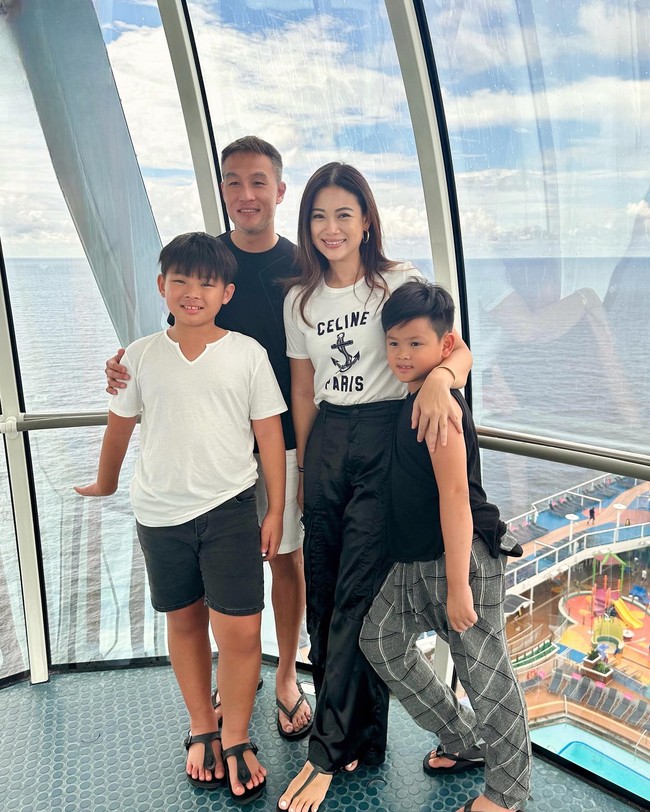 Bisa dibilang bahwa kunci penampilannya adalah jangan takut dengan pandangan orang lain. Tahun lalu aku belajar untuk mengabaikan stereotip dan tekanan sosial apapun tentang apa yang orang pikir usia 50 seharusnya terlihat atau bersikap, katanya di Instagram. Foto: Instagram Tjin Lee