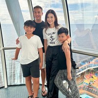 Bisa dibilang bahwa kunci penampilannya adalah jangan takut dengan pandangan orang lain. Tahun lalu aku belajar untuk mengabaikan stereotip dan tekanan sosial apapun tentang apa yang orang pikir usia 50 seharusnya terlihat atau bersikap, katanya di Instagram. Foto: Instagram Tjin Lee