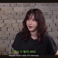 Inilah penampilan terbaru Lee Ji Ah tahun ini saat mempromosikan drama Korea terbarunya, Queen of Divorce. Dia tampil sebagai bintang tamu di acara YouTube Zzanbro. Netizen Korea menyayangkan Lee Ji Ah kembali melakukan perubahan pada wajahnya, hingga hampir tidak dikenali. Foto: Instagram