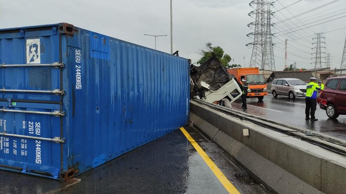 Truk kontainer terguling hingga keluar jalur di Tol Wiyoto Wiyono arah Priok
