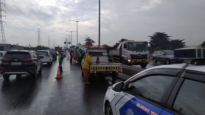 Truk kontainer terguling hingga keluar jalur di Tol Wiyoto Wiyono arah Priok