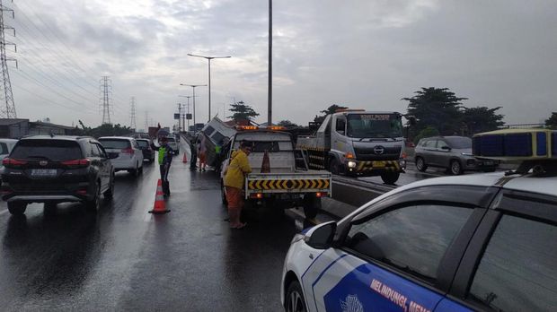 Truk kontainer terguling hingga keluar jalur di Tol Wiyoto Wiyono arah Priok