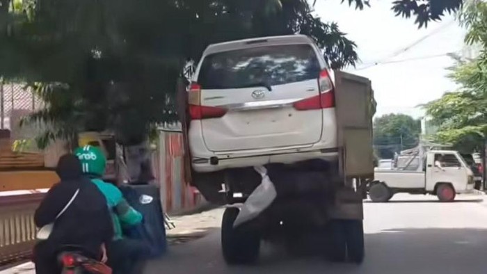 Truk sampah di Makassar angkut mobil
