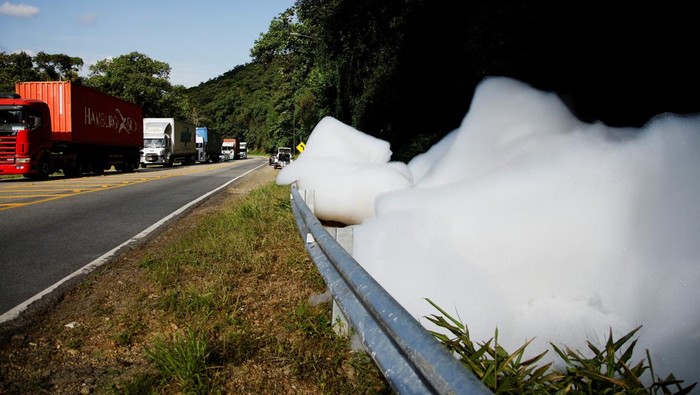Tumpahan Asam Sulfonat Cemari Sungai di Brasil Emergency personnel work at the scene of a sulfonic acid spill on the SC-418 road, after a truck accident contaminated the Seco River, a tributary of the Cubatao River, in Joinville, Brazil January 30, 2024. REUTERS/Rodolfo Buhrer REFILE - QUALITY REPEAT