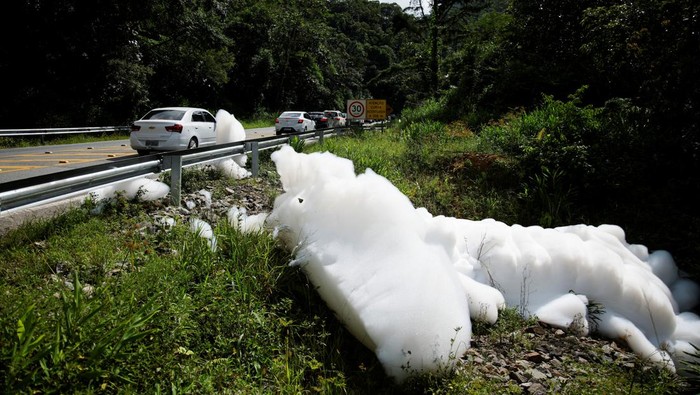 Emergency personnel work at the scene of a sulfonic acid spill on the SC-418 road, after a truck accident contaminated the Seco River, a tributary of the Cubatao River, in Joinville, Brazil January 30, 2024. REUTERS/Rodolfo Buhrer REFILE - QUALITY REPEAT