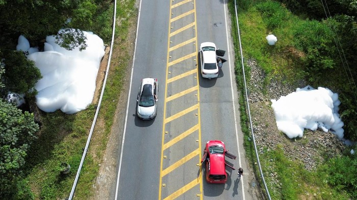 Emergency personnel work at the scene of a sulfonic acid spill on the SC-418 road, after a truck accident contaminated the Seco River, a tributary of the Cubatao River, in Joinville, Brazil January 30, 2024. REUTERS/Rodolfo Buhrer REFILE - QUALITY REPEAT