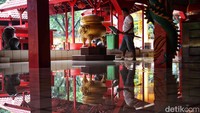 Vihara itu tergenang sejak tadi pagi.