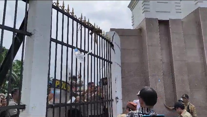 Wakapolda Metro Jaya Brigjen Suyudi Ario Seto ditimpuk massa pakai botol air mineral.