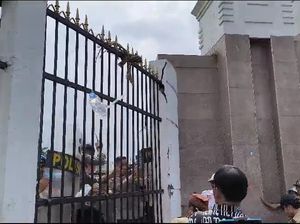 Ricuh! Massa Demo Timpuk Wakapolda Metro Pakai Botol Air Mineral