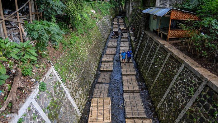 Warga Bandung Manfaatkan Sungai untuk Budi Daya Ikan Warga memeriksa keramba budi daya ikan di Sungai Citepus, Setra Sari, Bandung, Jawa Barat, Rabu (31/1/2024). Warga memanfaatkan aliran Sungai Citepus untuk digunakan lokasi budi daya ikan nila, emas, patin dan lele yang biasa dipanen selama enam bulan sekali untuk dijual ke warga sekitar dan ke lokasi pemancingan yang ada di Kota Bandung. ANTARA FOTO/Raisan Al Farisi/foc.