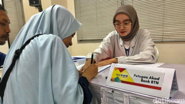 Warga mengajukan kredit kepemilikan rumah (KPR) di Bank BTN. Foto diunggah Rabu (31/1/2024).