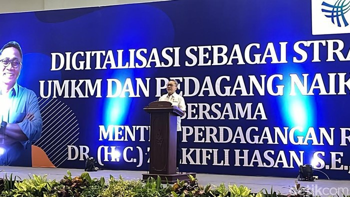 Mendag RI Zulkifli Hasan saat bertemu dengan pedagang di Convention Hall Terminal Tirtonadi Solo, Rabu (31/1/2024)