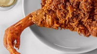 Meski ceker jadi hidangan favorit, tapi potongan ayam goreng krispi dengan ceker dan kuku tajamnya ini bikin mual. Foto: Site/BuzzFeed