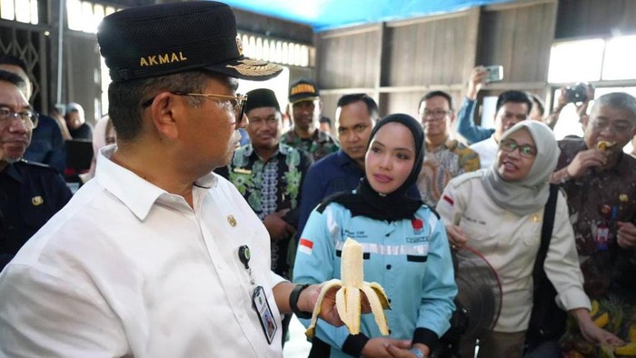 Pj Gubernur Kalimantan Timur (Kaltim) Akmal Malik optimis olahan pisang kepok grecek dari Desa Selangkau, Kutai Timur (Kutim) dapat bersaing di pasar global.