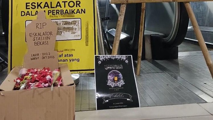 Aksi simbolik 100 Hari Wafatnya Eskalator Stasiun Bekasi, pada 31 Januari 2024. (Dokumentasi Mega, warga pengguna Stasiun Bekasi)