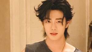 Xiao Zhan kokoh di puncak voting dengan visual yang langsung bikin lemas lutut. Foto: Weibo X玖少年团肖战DAYTOY