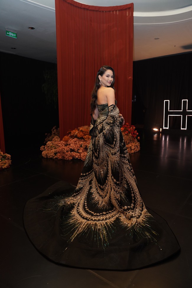 Gaun hitam model strapless ini berkilauan dengan rangkaian payet, kristal serta sequin gemerlapan. Gaun terinsinpirasi dari sosok folklore Ratu Pantai Selatan sehingga memiliki kesan magis. Foto: Dok. Shopee Indonesia