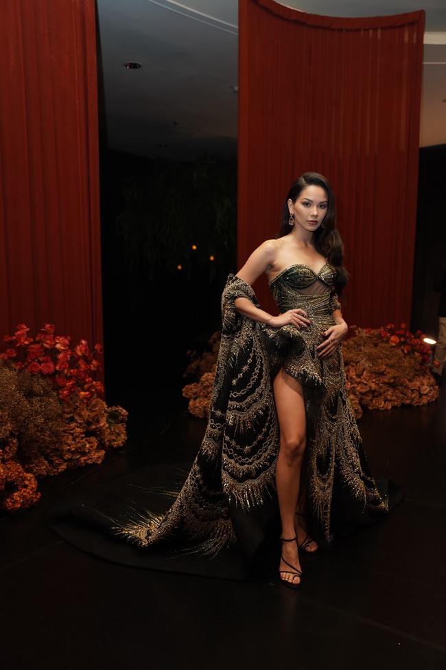 Hadir di sebuah acara fashion di kawasan SCBD, Sudirman, Jakarta Selatan, aktris Alyssa Daguise tampil seksi sekaligus glamor dalam balutan gaun karya Tex Saverio. Foto: Dok. Shopee Indonesia