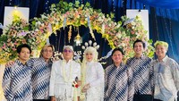 Senyuman bahagia Andika Kangen di hari pernikahannya. Selamat menempuh hidup baru ya. Foto: instagram Izzy Afarizi