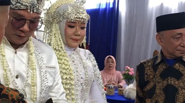 Setelah 4 tahun menduda, pada Rabu (31/1/24) Andika akhirnya resmi menikah dengan wanita bernama Ayu Kartika Agustina. Pernikahan keduanya mengusung adat Sunda. Foto: Instagram/@babang_andikamahesa