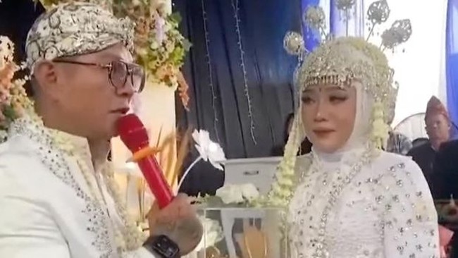 Andika dan Ayu tampil kompak mengenakan pakaian pengantin adat Sunda berwarna putih. Tak lupa Andika juga melengkapi penampilannya dengan penutup kepala. Sementara sang istri mengenakan siger Sunda dan roncean melati. Foto: Instagram/@babang_andikamahesa