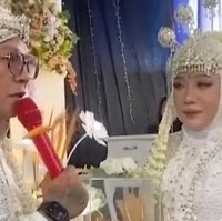 Andika dan Ayu tampil kompak mengenakan pakaian pengantin adat Sunda berwarna putih. Tak lupa Andika juga melengkapi penampilannya dengan penutup kepala. Sementara sang istri mengenakan siger Sunda dan roncean melati. Foto: Instagram/@babang_andikamahesa