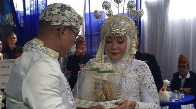 Andika meminang Ayu dengan memberikan mas kawin berupa 100 gram emas. Andika juga berjanji akan setia kepada Ayu. Foto: Instagram/@babang_andikamahesa