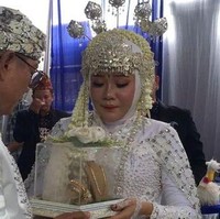 Andika meminang Ayu dengan memberikan mas kawin berupa 100 gram emas. Andika juga berjanji akan setia kepada Ayu. Foto: Instagram/@babang_andikamahesa
