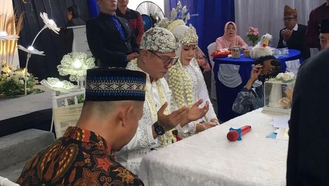 Meski sederhana namun pernikahan Andika dan Ayu berlangsung dengan khusyuk. Suasana pun sempat berubah menjadi haru saat Andika mengucap ijab kabul. Foto: Instagram/@babang_andikamahesa