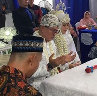 Meski sederhana namun pernikahan Andika dan Ayu berlangsung dengan khusyuk. Suasana pun sempat berubah menjadi haru saat Andika mengucap ijab kabul. Foto: Instagram/@babang_andikamahesa
