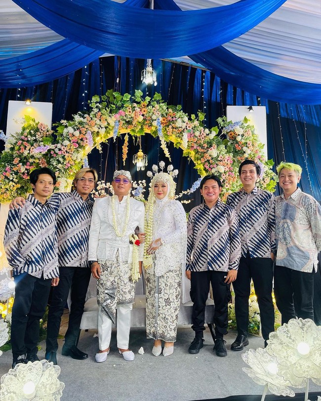 Pertemuan antara Andika dan Ayu rupanya berlangsung saat vokalis Kangen Band itu sedang berkampanye. Setelah saling mengenal dan jatuh cinta keduanya pun memutuskan untuk menikah. Foto: Instagram/Izzy Afarizi