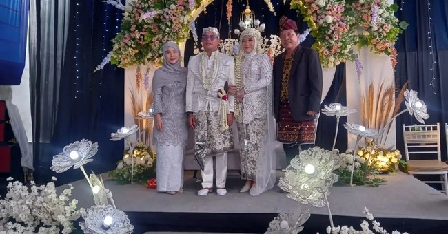 Andika Mahesa baru saja melepas status dudanya. Menikah untuk yang kelima kalinya, kali ini vokalis Kangen Band itu meminang wanita yang berprofesi sebagai dokter. Foto: Instagram/@babang_andikamahesa