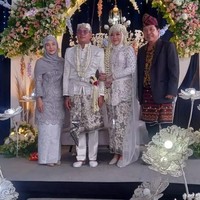 Andika Mahesa baru saja melepas status dudanya. Menikah untuk yang kelima kalinya, kali ini vokalis Kangen Band itu meminang wanita yang berprofesi sebagai dokter. Foto: Instagram/@babang_andikamahesa