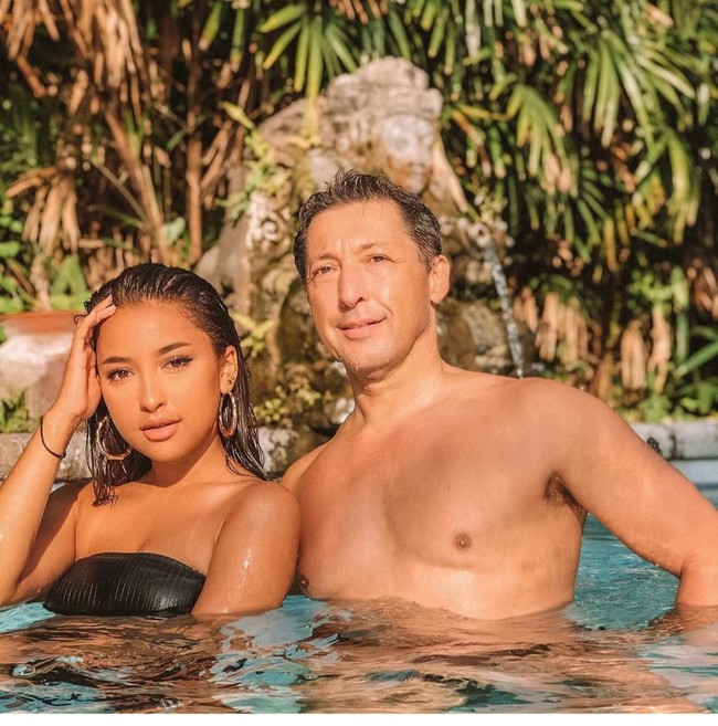 Pemain drama series Kisah untuk Geri, Jennifer Coppen merupakan artis berdarah Belanda. Ini momen akrab Jennifer bersama sang ayah, Richardo Benito Coppen. Foto: Instagram