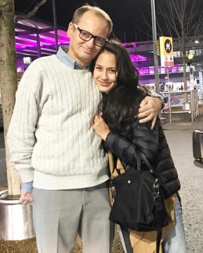 Pevita Pearce memiliki wajah blasteran Inggris-Indonesia. Ayah Pevita Pearce, Bramwell Pearce meninggal pada 2021. Namun, artis berusia 31 tahun ini berbagi ungguhan foto bersama sang ayah untuk memperingati hari ulang tahunnya. Foto: Instagram