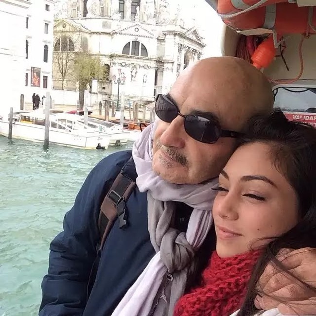 Maurro Ricci yang merupakan ayah kandung Celiene Evangelista berasal dari Italia. Meskipun kedua orangtuanya telah bercerai, Celiene tetap berhubungan baik dengan sang ayah. Sesekali mantan istri Stefan William ini berkunjung ke Italia. Foto: Instagram