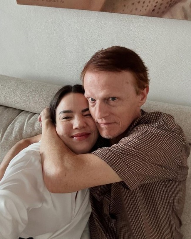 Alice Norin merupakan artis cantik keturunan Norwegia-Sunda-Minahasa. Selama ini, ayah bulenya cukup jarang tersorot kamera. Foto: Instagram