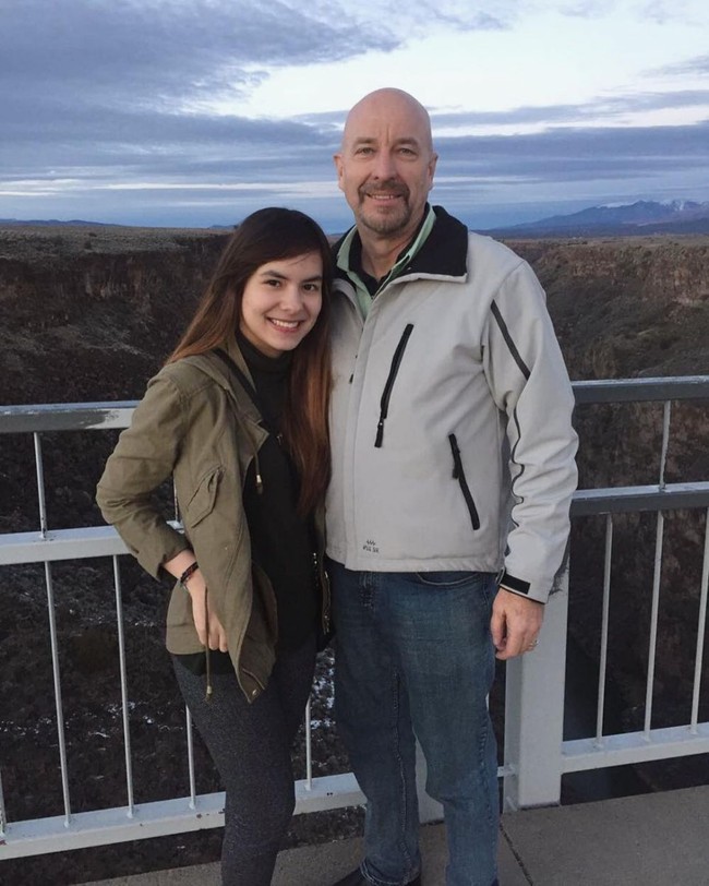 Steffi Zamora dan ayah bulenya memiliki hubungan harmonis. Perempuan berdarah Jerman ini kerap berbagi momen bersama ayahnya, Michael Stotzel di berbagai acara mulai dari Lebaran hingga liburan. Foto: Instagram