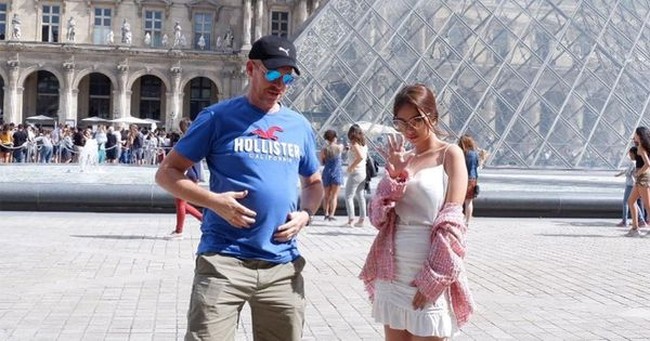  Ayah Rebecca Klopper, James Klopper adalah warga negara Australia. Rebecca dan sang ayah pun memiliki hubungan yang baik. Bahkan sesekali sang ayah mengunjungi putrinya di lokasi syuting. Foto: Instagram