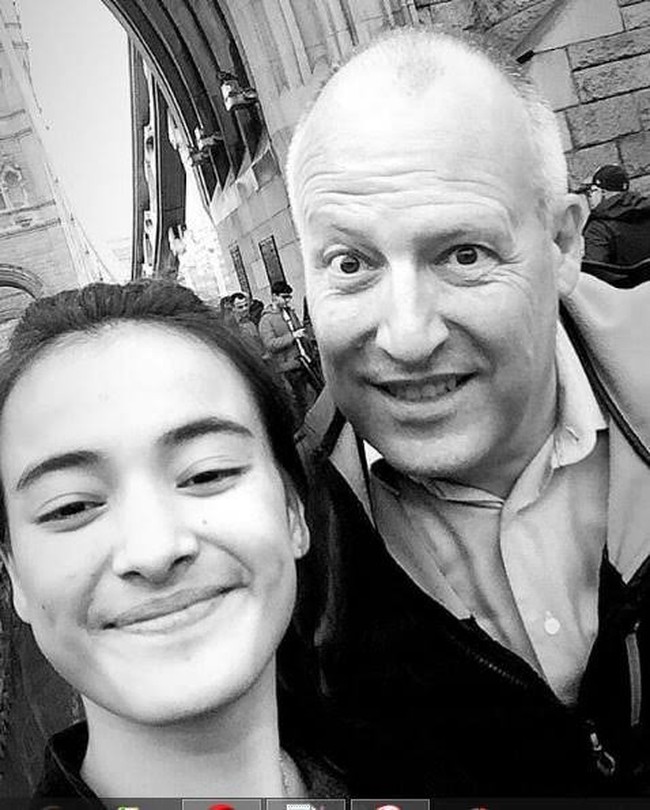 Ibu Mawar Eva de Jongh, Hartawati Gurusinga yang berasal dari Medan menikah dengan Bastian Olivier de Jongh yang berasal dari Belanda. Meski kedua orangtuanya berpisah, Mawar Eva tetap bisa menikmati kebersamaan bersama sang ayah.  Foto: Instagram