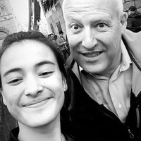 Ibu Mawar Eva de Jongh, Hartawati Gurusinga yang berasal dari Medan menikah dengan Bastian Olivier de Jongh yang berasal dari Belanda. Meski kedua orangtuanya berpisah, Mawar Eva tetap bisa menikmati kebersamaan bersama sang ayah.  Foto: Instagram