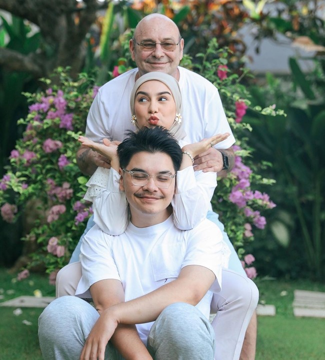 Pesinetron Irish Bella memiliki ayah yang berasal dari Belgia. Pemilik nama asli Yris Jetty Dirk de Beule ini kerap berbagi momen bersama dengan sang ayah, Johan de Beule. Seperti di foto ini saat Irish Bella bersama ayah dan adiknya kompak mengenakan busana serba putih.Foto: Instagram
