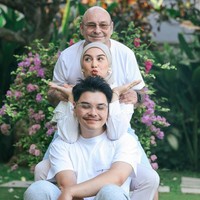 Pesinetron Irish Bella memiliki ayah yang berasal dari Belgia. Pemilik nama asli Yris Jetty Dirk de Beule ini kerap berbagi momen bersama dengan sang ayah, Johan de Beule. Seperti di foto ini saat Irish Bella bersama ayah dan adiknya kompak mengenakan busana serba putih.Foto: Instagram